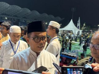 Andra Soni Bershalawat Bersama Habib Syech dan Ribuan Jamaah untuk Kedamaian Banten