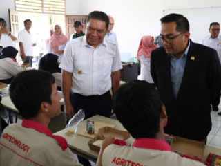 Penjabat Gubernur Banten Dampingi Komisi II DPR RI Tinjau Program Makan Bergizi Gratis di Serang