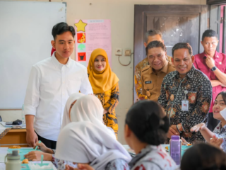 Wapres Gibran Rakabuming Raka Tinjau Program Makan Bergizi Gratis di Tangerang