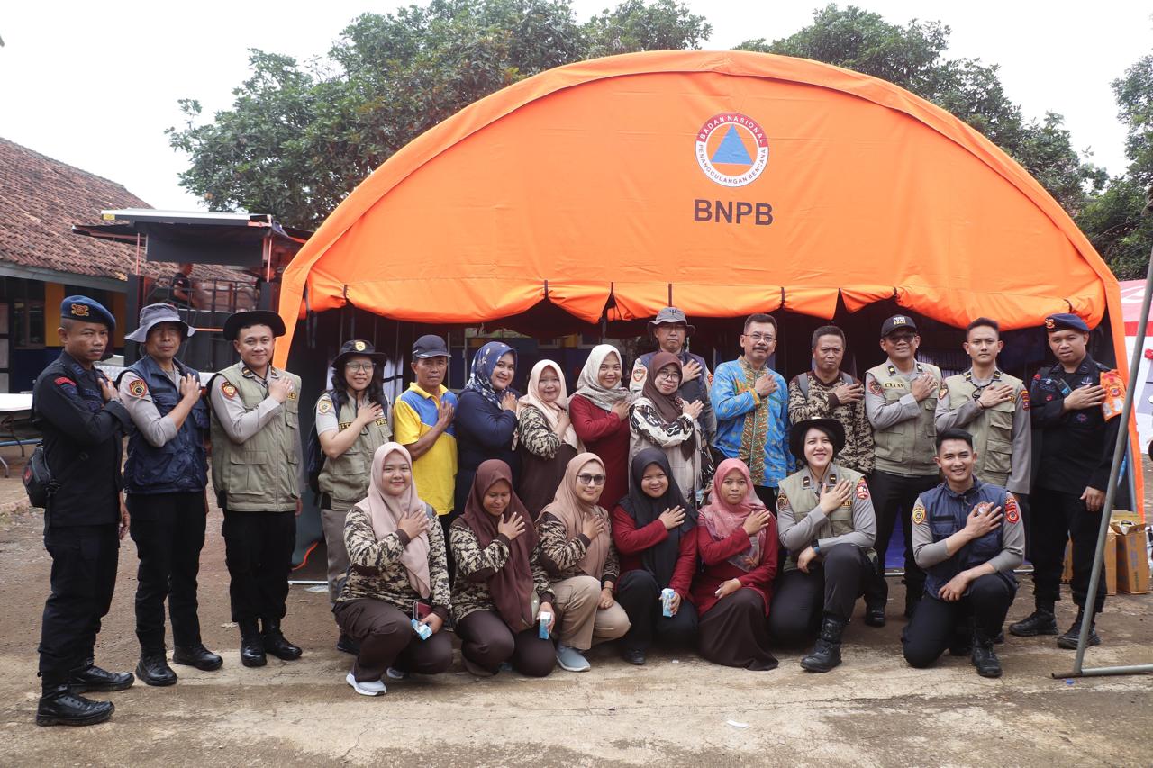 Trauma Healing Polri di SDN Sukapanjang: Memulihkan Semangat Anak-Anak Terdampak Longsor Trauma Healing Polri di SDN Sukapanjang: Memulihkan Semangat Anak-Anak Terdampak Longsor