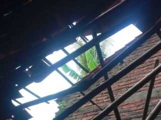 Atap Rumah Rosanah Ambruk, Pemdes Lebak Wangi Belum Tanggapi