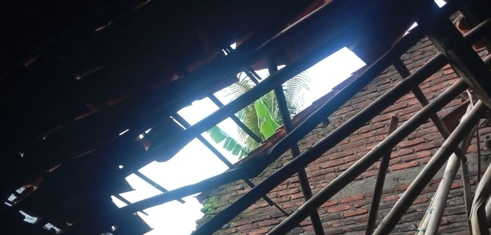Atap Rumah Rosanah Ambruk, Pemdes Lebak Wangi Belum Tanggapi Atap Rumah Rosanah Ambruk, Pemdes Lebak Wangi Belum Tanggapi