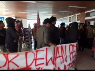 Mahasiswa Aksi Unjuk Rasa di Gedung Wali Kota Tangerang Menyuarakan Tuntutan