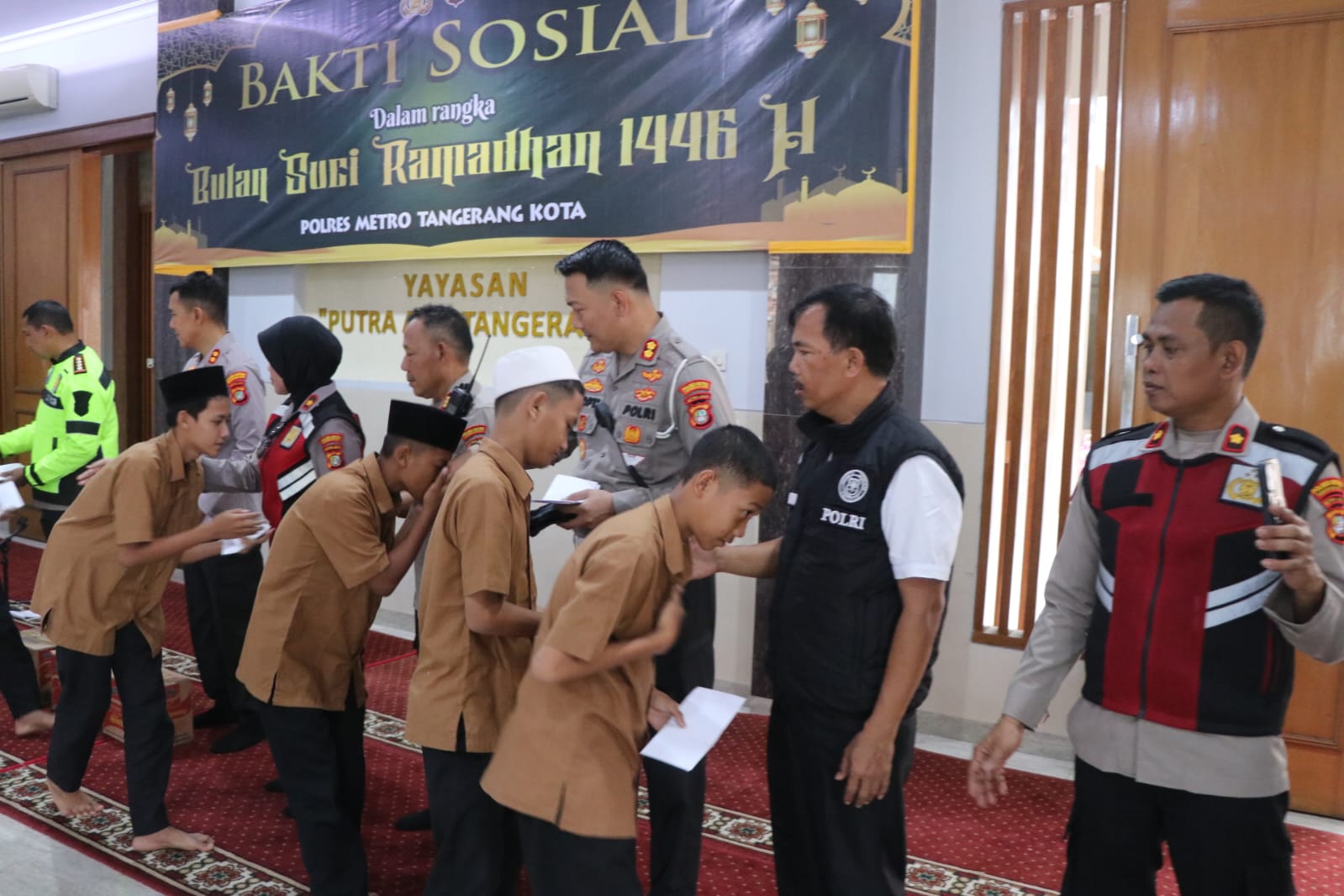 Ramadhan Kareem, Polres Metro Tangerang Kota Gelar Baksos di Yayasan Yatim Piatu Yapata Ramadhan Kareem, Polres Metro Tangerang Kota Gelar Baksos di Yayasan Yatim Piatu Yapata