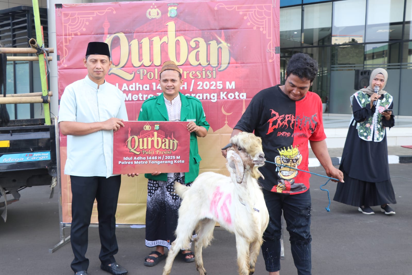 Idul Adha 2025, Masjid Al-Fatah Polres Metro Tangerang Kota Serahkan 25 Ekor Sapi dan 39 Kambing Kepada Masyarakat Idul Adha 2025, Masjid Al-Fatah Polres Metro Tangerang Kota Serahkan 25 Ekor Sapi dan 39 Kambing Kepada Masyarakat