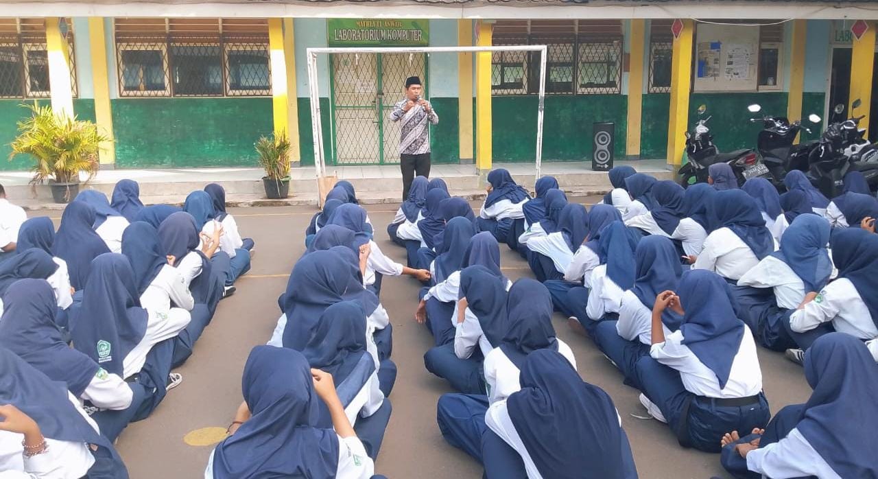 Kepala Sekolah SMP Matla’ul Anwar Buaran Jati, Yayan Alfian, S.Pd., Menyambut Baik Program MCS “Road Show to School Kepala Sekolah SMP Matla’ul Anwar Buaran Jati, Yayan Alfian, S.Pd., Menyambut Baik Program MCS “Road Show to School