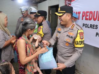 Sentuhan Kemanusiaan Polri: Jum’at Peduli Polres Metro Tangerang Kota Hadirkan Berkah bagi Warga Cikokol
