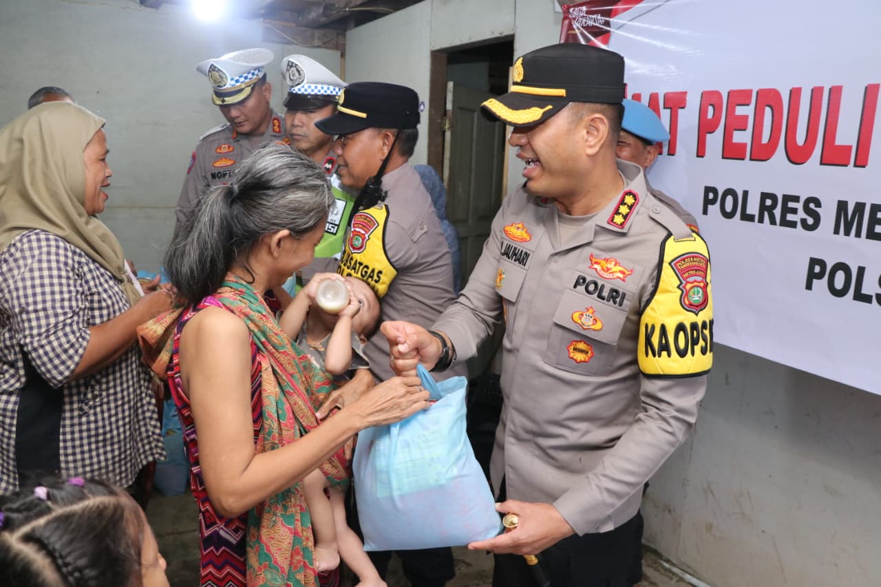 Sentuhan Kemanusiaan Polri: Jum’at Peduli Polres Metro Tangerang Kota Hadirkan Berkah bagi Warga Cikokol Sentuhan Kemanusiaan Polri: Jum’at Peduli Polres Metro Tangerang Kota Hadirkan Berkah bagi Warga Cikokol