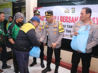 Kapolres Metro Tangerang Kota Gelar Jumat Peduli, Bagikan Sembako untuk Ojol di Mapolsek Tangerang