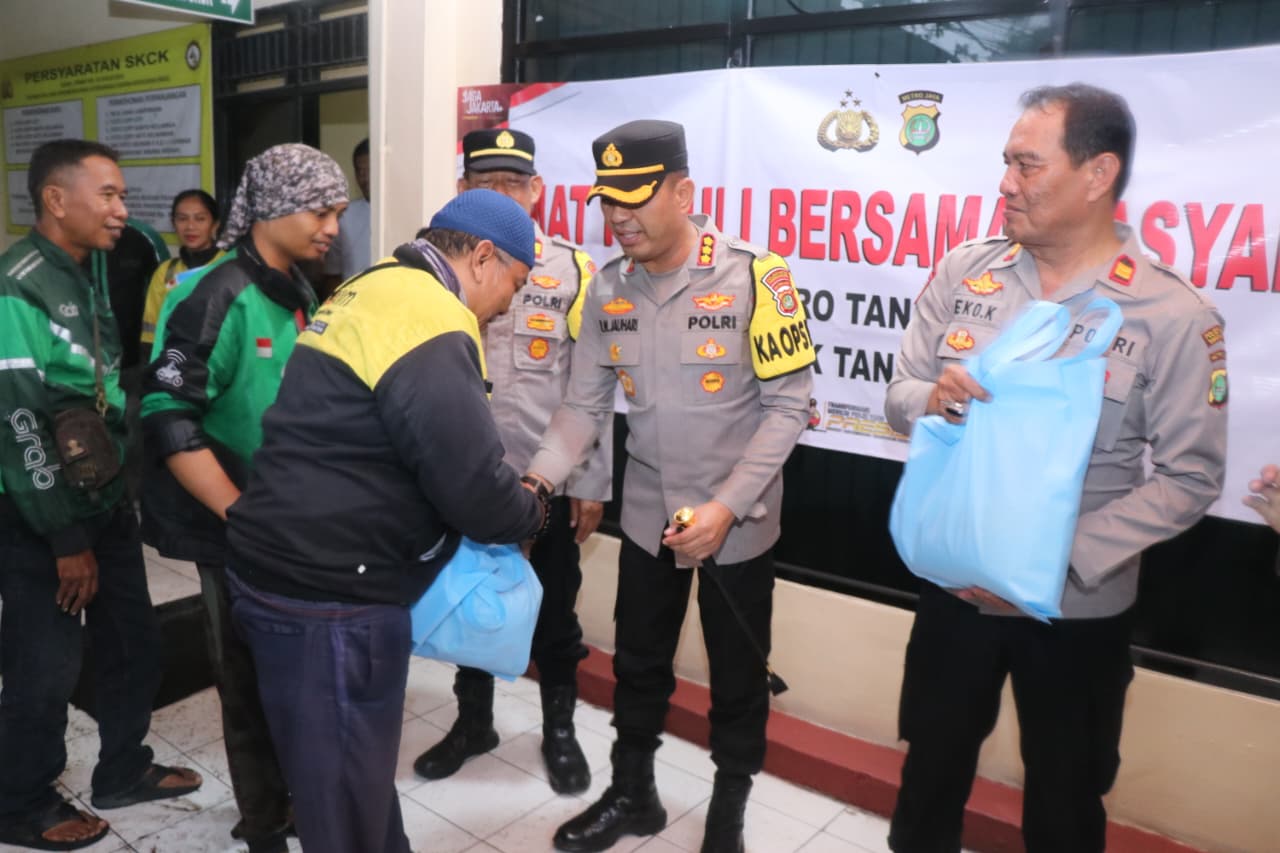 Kapolres Metro Tangerang Kota Gelar Jumat Peduli, Bagikan Sembako untuk Ojol di Mapolsek Tangerang Kapolres Metro Tangerang Kota Gelar Jumat Peduli, Bagikan Sembako untuk Ojol di Mapolsek Tangerang