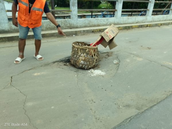 Warga Pondok Jaya Sepatan Minta Perhatian Pemkab Tangerang Perbaiki Jalan Jembatan Pintu Air: Berbahaya Dan Berlubang 