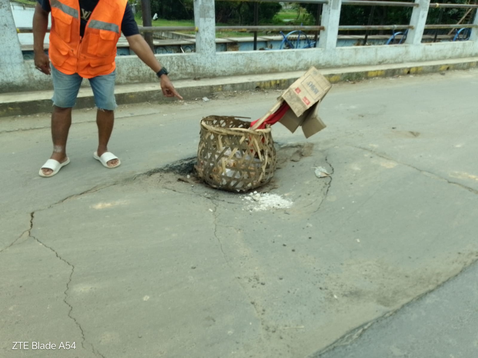 Warga Pondok Jaya Sepatan Minta Perhatian Pemkab Tangerang Perbaiki Jalan Jembatan Pintu Air: Berbahaya Dan Berlubang  Warga Pondok Jaya Sepatan Minta Perhatian Pemkab Tangerang Perbaiki Jalan Jembatan Pintu Air: Berbahaya Dan Berlubang